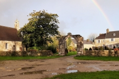 Le manoir et la chapelle sous un arc en ciel