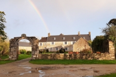 Le manoir sous un arc en ciel et soleil