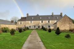 La manoir et un arc en ciel