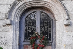 La porte du manoir avec une couronne de l avant