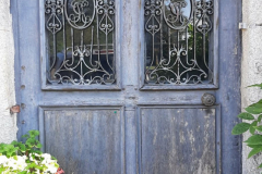 La porte principale du manoir à restaurer