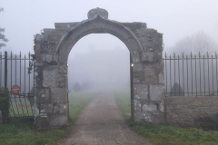 Le manoir estompé par le brouillard