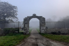 Le porche par temps de brouillard