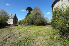 Vue du pigeonnier et manoir après avoir fauché l