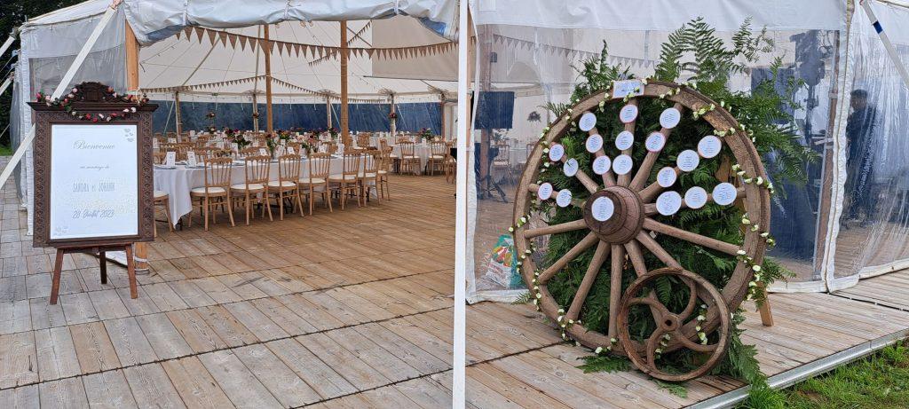 Une ancienne roue de charrette permet de réaliser le plan de table