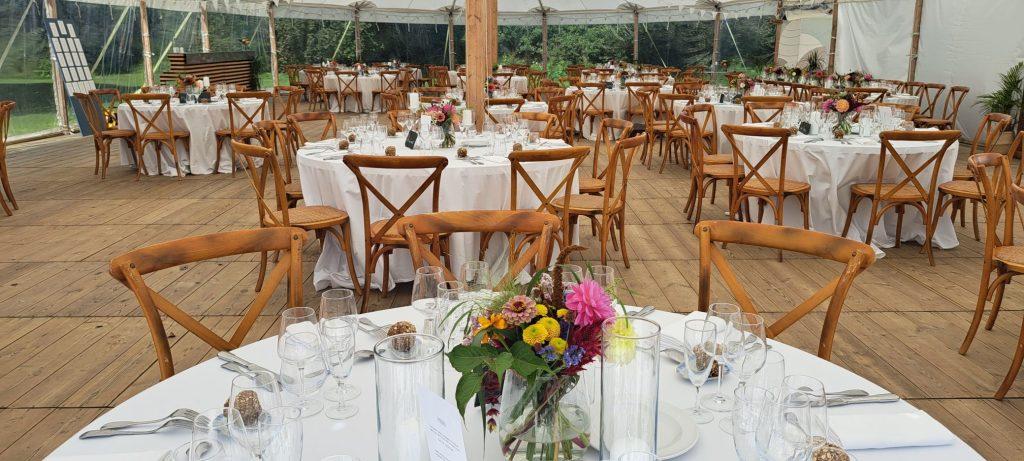 La décoration de la salle peut être simple avec des chaises en bois et un bouquet de fleur sur les tables