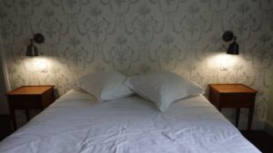 Chambre d’hôtes du milieu avec lit double et papier peint damassé au Manoir de Keranflec’h, près de Brest