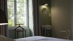 Fenêtre de la chambre d’hôtes du milieu ouvrant sur le parc du Manoir de Keranflec’h