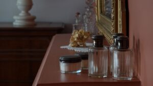 Coiffeuse et miroir doré de la grande chambre d’hôtes du Manoir de Keranflec’h