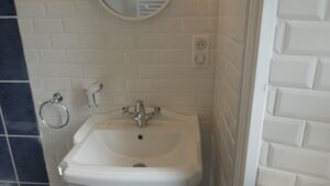 Lavabo et miroir dans une salle d’eau du Manoir de Keranflec’h près de Brest