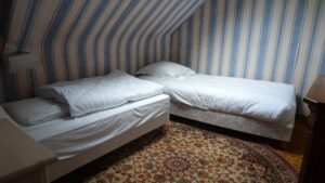 Petite chambre avec deux lits simples sous les combles du Manoir de Keranflec’h, près de Brest