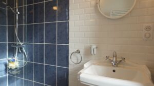 Salle d’eau avec douche et lavabo au Manoir de Keranflec’h